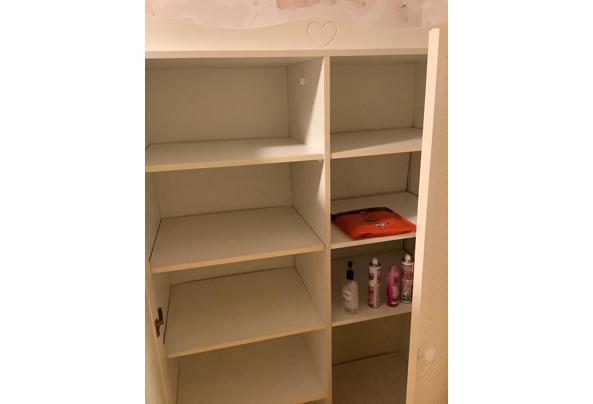 2 lage en 1 hoge grenen kasten en een hoge witte kast - IMG_0276