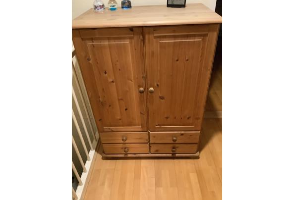 2 lage en 1 hoge grenen kasten en een hoge witte kast - IMG_0277