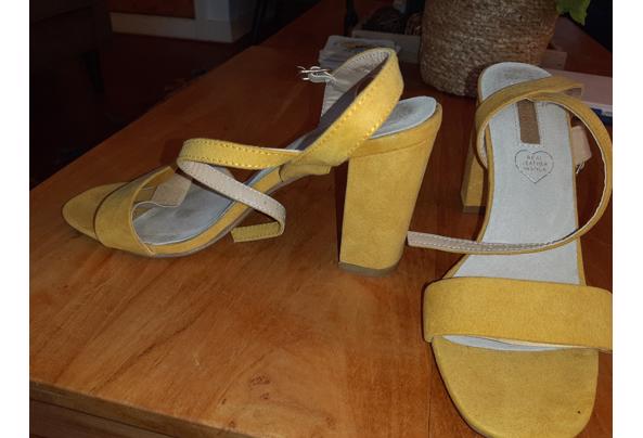 Gele sandalen met hak, maat 39 - 20260214_171316