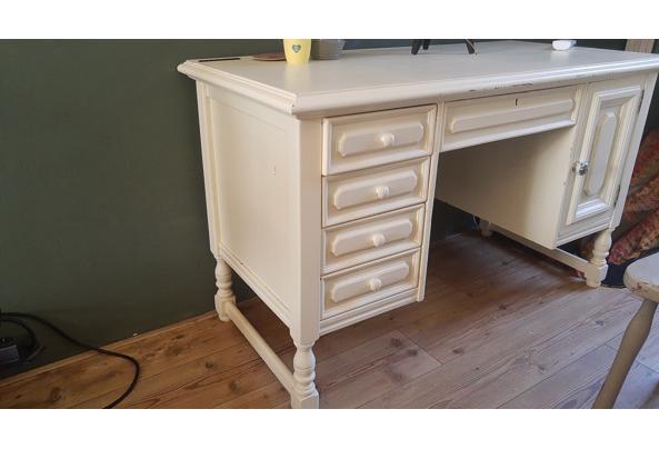 Ouderwets houten bureau - 16969368113984488124894132898480