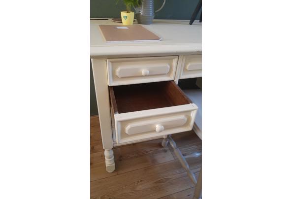 Ouderwets houten bureau - 16969368419364942174142460767207