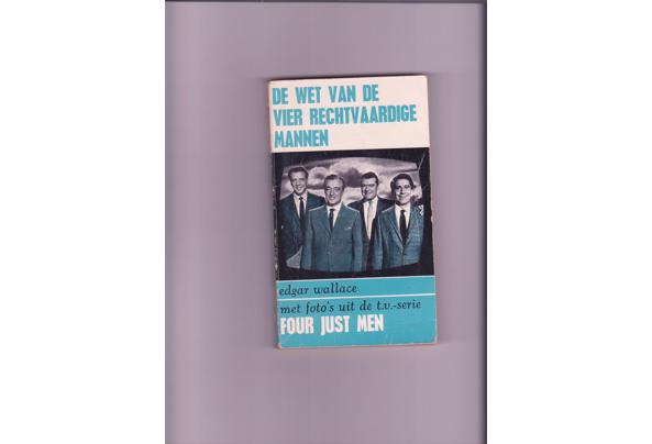 Klein formaat boeken diverse titels en soorten uitgeverijen  - 60253C76-12A6-499E-BFBD-AD940D190901_637495265499102151