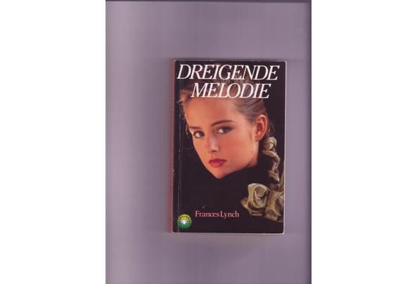 Klein formaat boeken diverse titels en soorten uitgeverijen  - 91A89465-C48A-4159-A415-2011F67616B8_637495265505244390