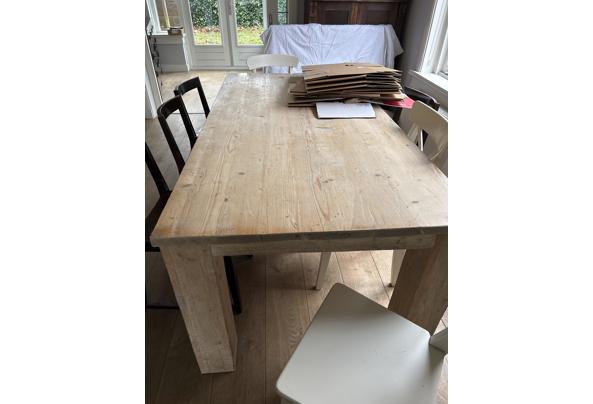 Leuke witte eettafel met stoelem - image