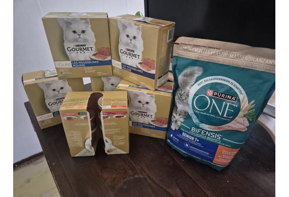 12 pakken met blikjes Purina Kattenvoer (natvoer) en zak Purina One Brokjes - 20260821_101411