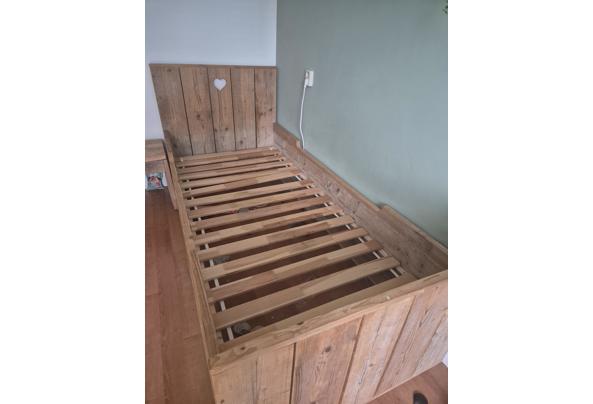 Mooi 1 persoons bed steigerhout met lattenbodem en nachtkastje - 20260607_115152