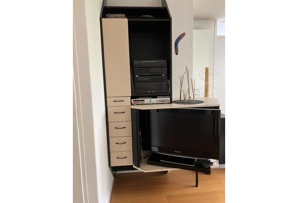 (TV) kast met draaiplateau en laatjes - 3731123A-6005-438B-B783-33F40C8A9BA7