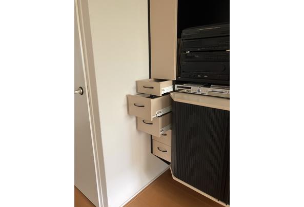 (TV) kast met draaiplateau en laatjes - 8136E156-B31C-4DC2-9889-A2A886A6ECFF