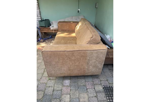 Bruine fijne bank met losse kussens - image