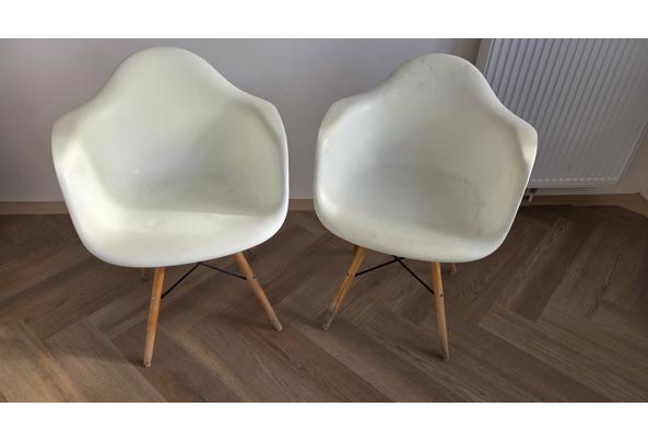 Replica vitra Eames stoelen met gebruikssporen - 20261024_113757