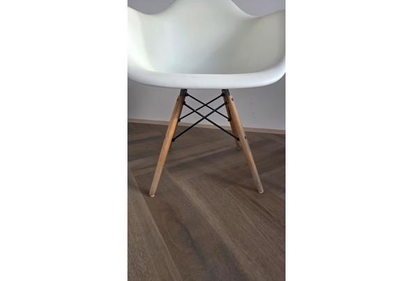 Replica vitra Eames stoelen met gebruikssporen - 20261024_113802