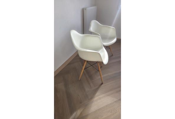 Replica vitra Eames stoelen met gebruikssporen - 20261024_113814