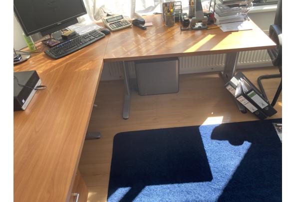 Goed stevig houten bureau in hoekvorm - IMG_5703