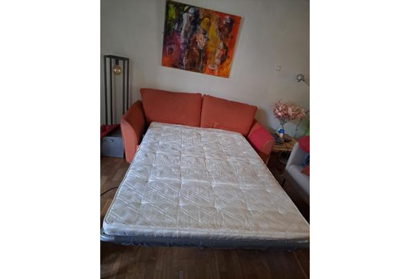 Oranje en rode bedbank. Zit nog lekker bed is makkelijk uitklapbaar - 20260209_124340