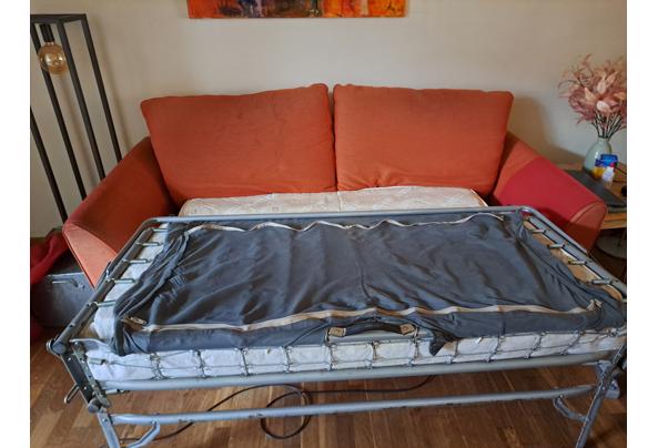 Oranje en rode bedbank. Zit nog lekker bed is makkelijk uitklapbaar - 20260209_124517