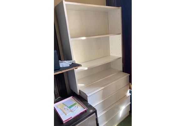  Ladenkasten   met bovenop een losse boekenkast - witte-kast
