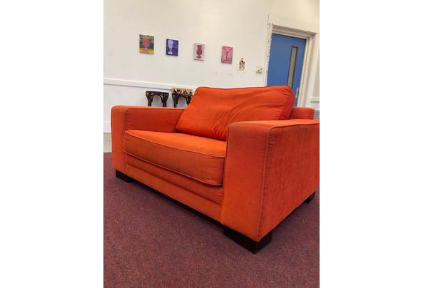 Rood/oranje bankje/loveseat/stoel - 9abc527c-1ee4-4578-abfc-89a95f67b63e