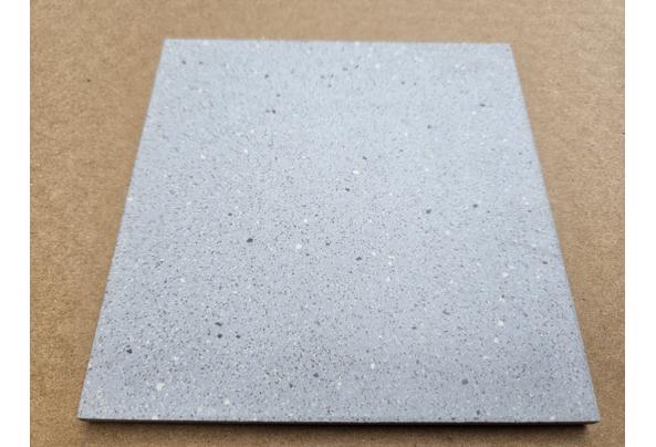 29 lichtgrijze vloertegels 14,6 x14,6 - 20250817_130042