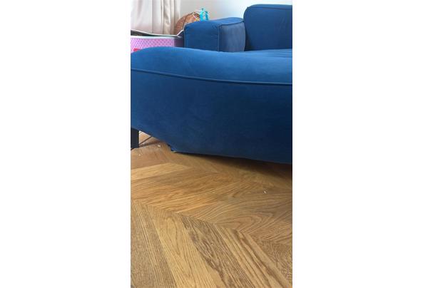 Blauwe bank, zit nog prima - 34fa98fe-15b4-4058-b051-c69e12fe417d