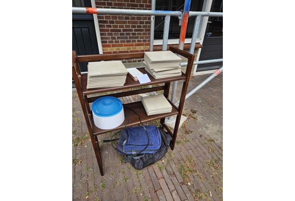 Tegels, rugzakken, kast - 17560359125592268309460954565261