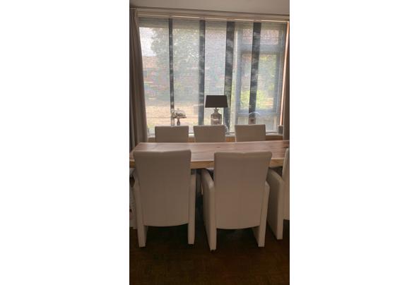 6 witte eetkamerstoelen nep leer, op wieltjes  - 07035C1B-9B43-42FD-B2AD-6DDEF654C2C9