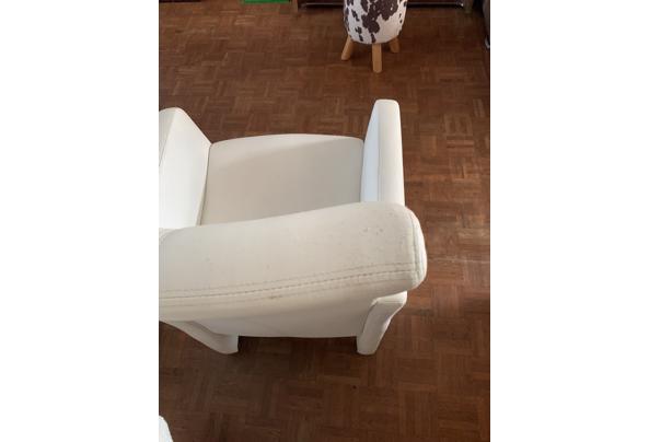 6 witte eetkamerstoelen nep leer, op wieltjes  - 7DA89C43-493A-44A6-95C3-1F5E1E1921B4