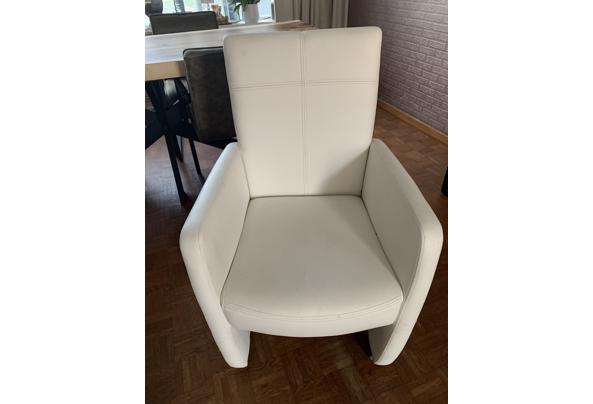 6 witte eetkamerstoelen nep leer, op wieltjes  - CA89B322-788C-49FF-AF40-3827E53666F1