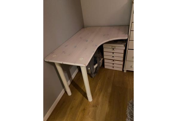 (hoek) Bureau in goede staat met afdraaibare poten. - image0