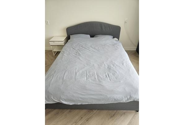 Tweepersoonsbed met hoofdbord en matras - 20250531_153036