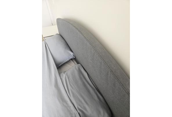 Tweepersoonsbed met hoofdbord en matras - 20250531_153049