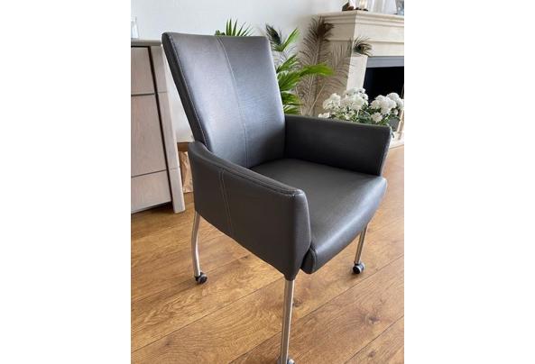 4 Eetkamer stoelen merk Xooon, kunstleer op wieltjes met kleine gebruiksschade + 6 nieuwe stoelwieltjes als reserve - Stoel
