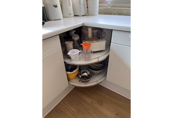 Degelijke U-vormige witte keuken - Keuken-carrousel-rechts