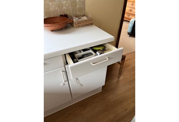 Degelijke U-vormige witte keuken - keuken-bestekla--klein