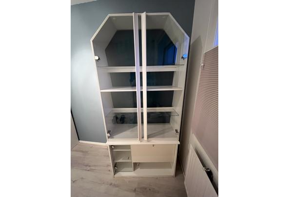 Witte vitrinekast met onderin opbergruimte - IMG_5850