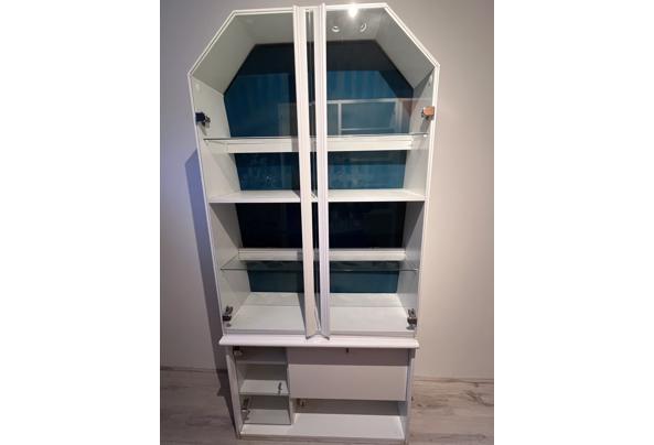 Witte vitrinekast met onderin opbergruimte - IMG_5861