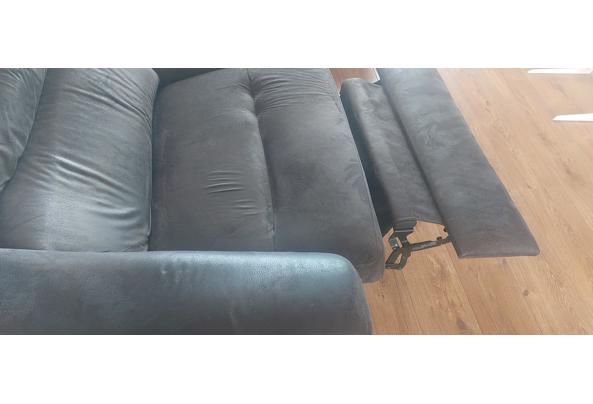 Bruine bank met voetensteun en hocker - 20260412_134319