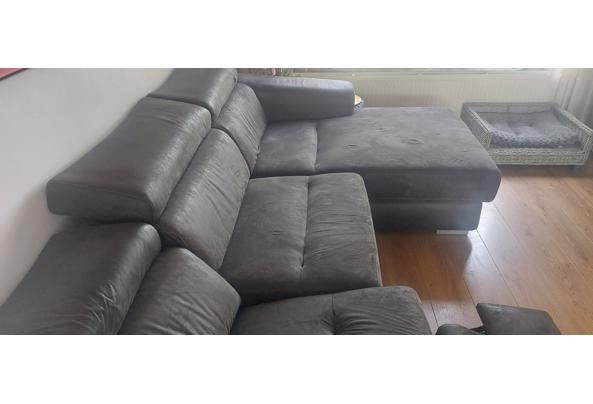 Bruine bank met voetensteun en hocker - 20260412_134326