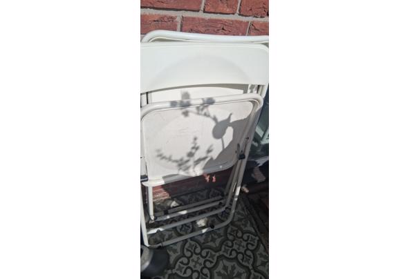 Gratis op te halen opklapbare stoelen 2x en krantenbak - 20260907_120138