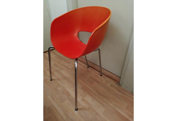 Zes oranje stoelen - kunststof en chroom - stapelbaar - IMG20251228105525
