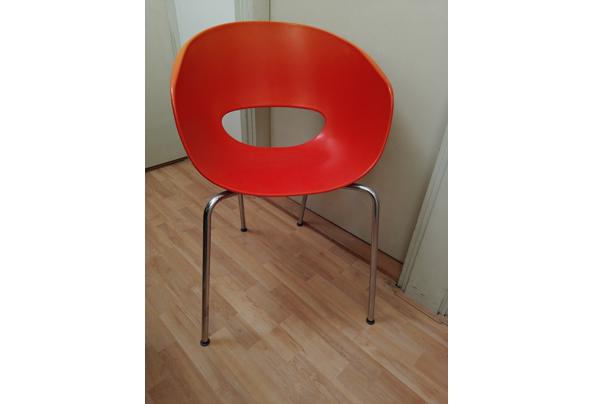 Zes oranje stoelen - kunststof en chroom - stapelbaar - IMG20251228105536