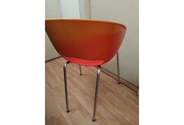 Zes oranje stoelen - kunststof en chroom - stapelbaar - IMG20251228105552