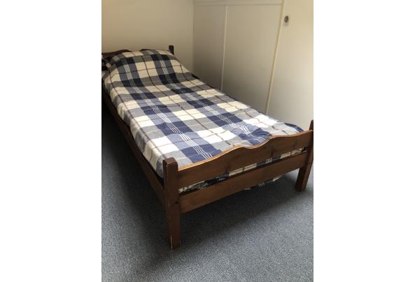 eenpersoons houten bed met matras en dekbed - IMG_9166
