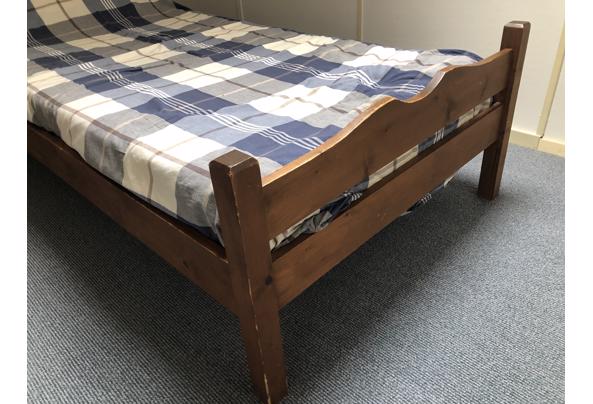 eenpersoons houten bed met matras en dekbed - IMG_9168