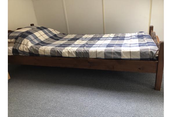 eenpersoons houten bed met matras en dekbed - IMG_9170
