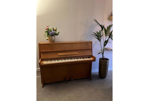 Piano uit de jaren 80 - d0f61c6c-269e-40ae-b465-dd2ed2b19bb7