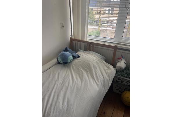 Eénpersoonsbed met lattenbodem en matras  - IMG_5353