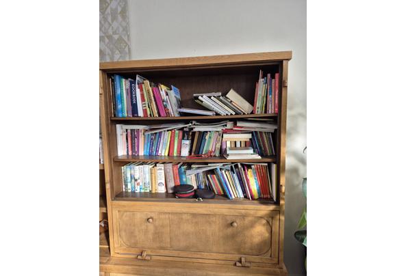 groot wandmeubel met veel bergruimte - boekenkast-met-klepruimte