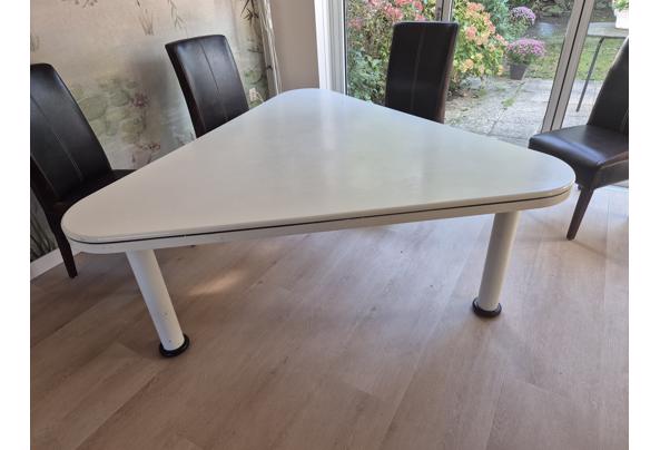Eettafel driehoek voor 6 personen, stevig met kleine beschadigingen - 17922261988176192262856873131856