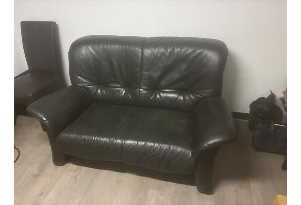 lederen 2 zits bank, niet meer nieuw maar kan nog  makkelijk een rondje mee - IMG_6305