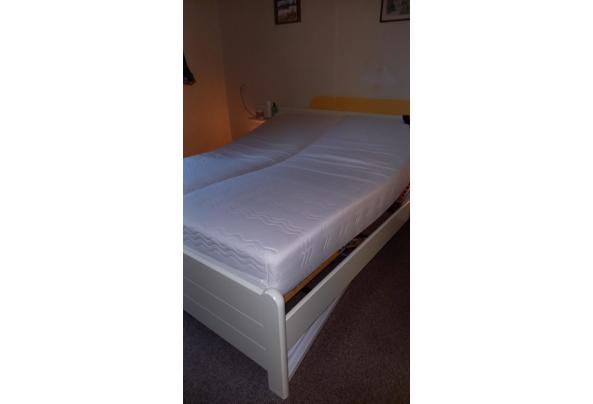 BED met elektrische lattenbodems 80x200 met matrassen - Foto-13